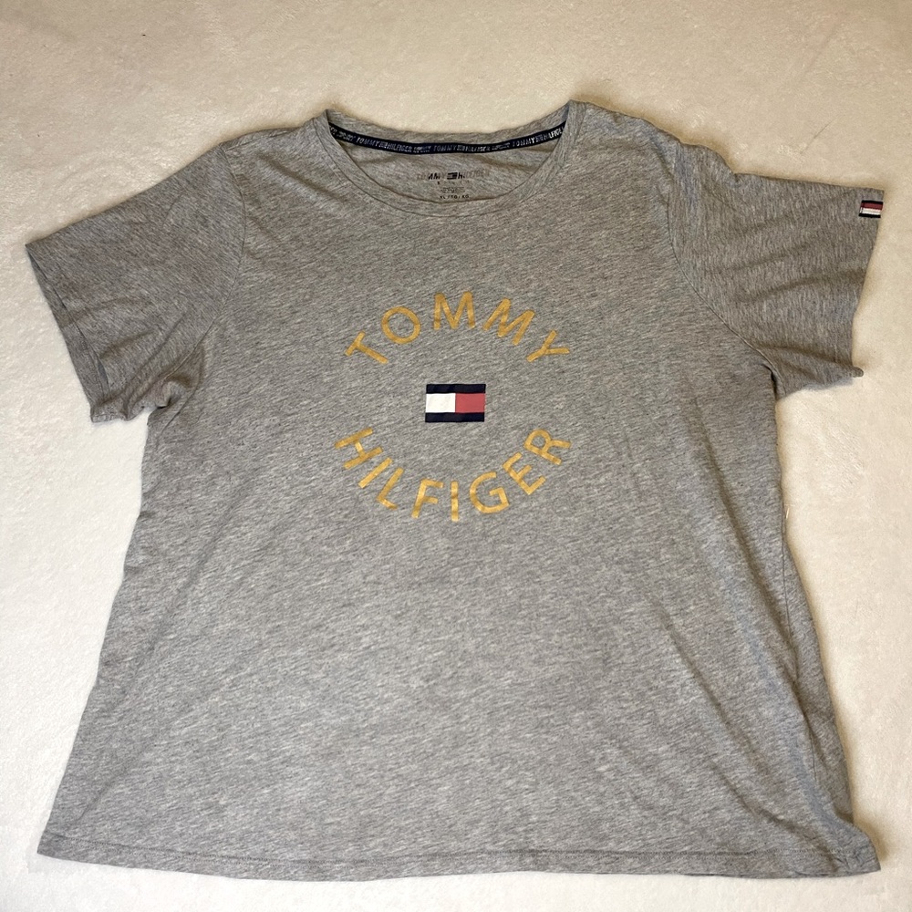 💥3 for $15💥 Tommy Hilfiger T-Shirt